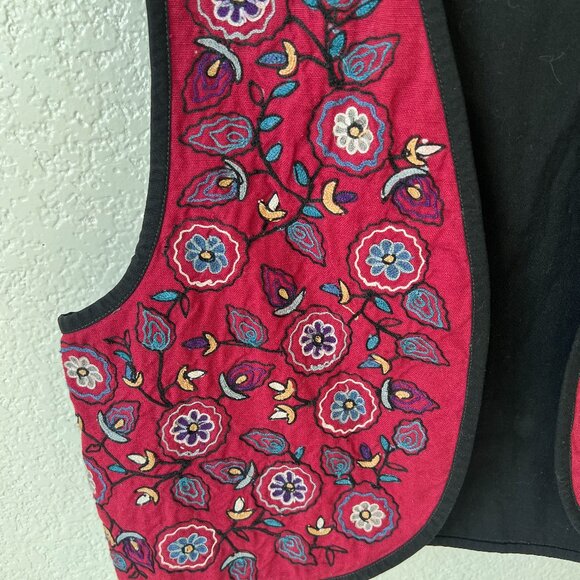 Lizwear Embroidered vest - Picture 3 of 6